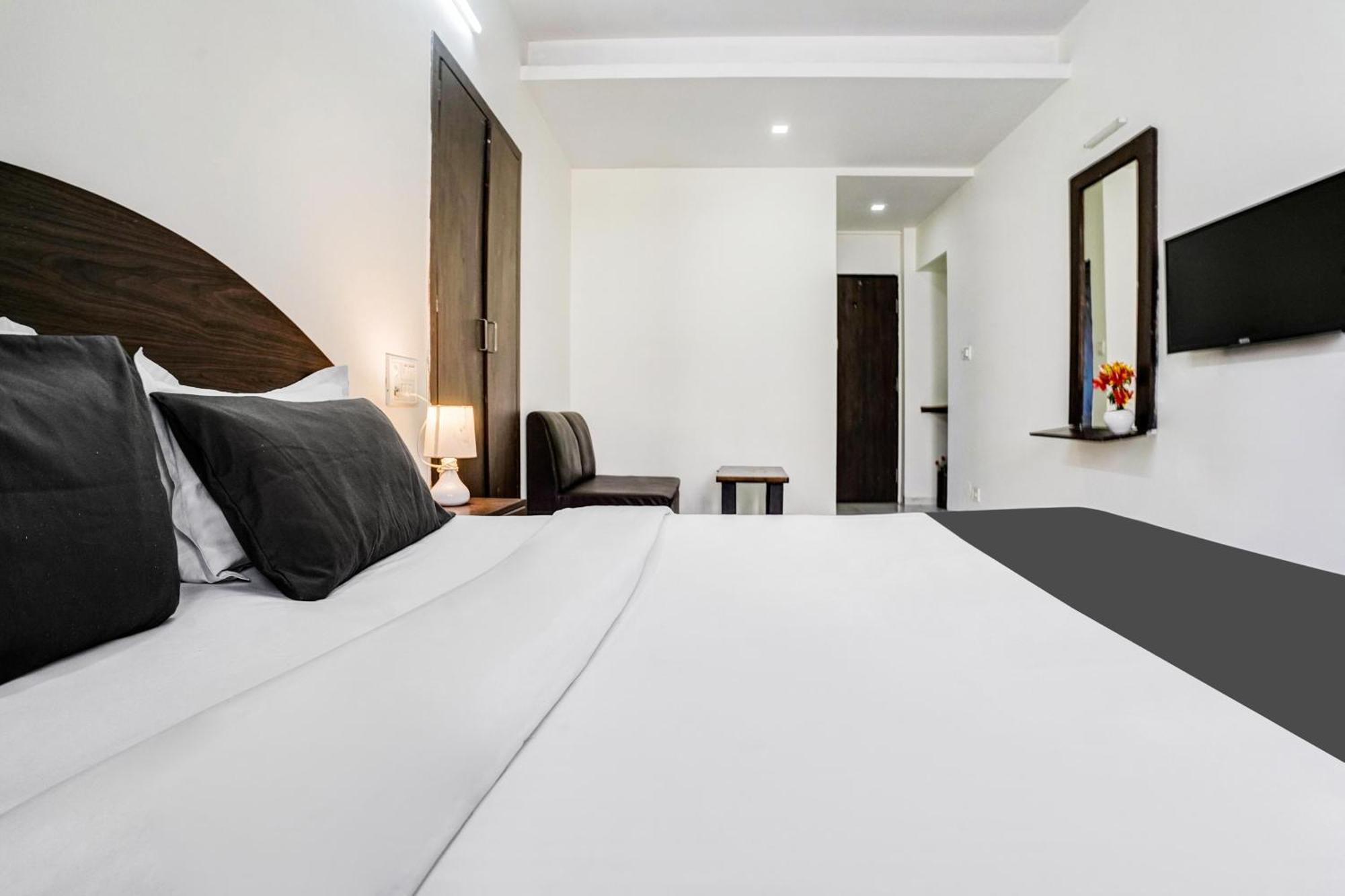 Hotel O Near Vijay Mamta Theatre Formerly Sahara 3*