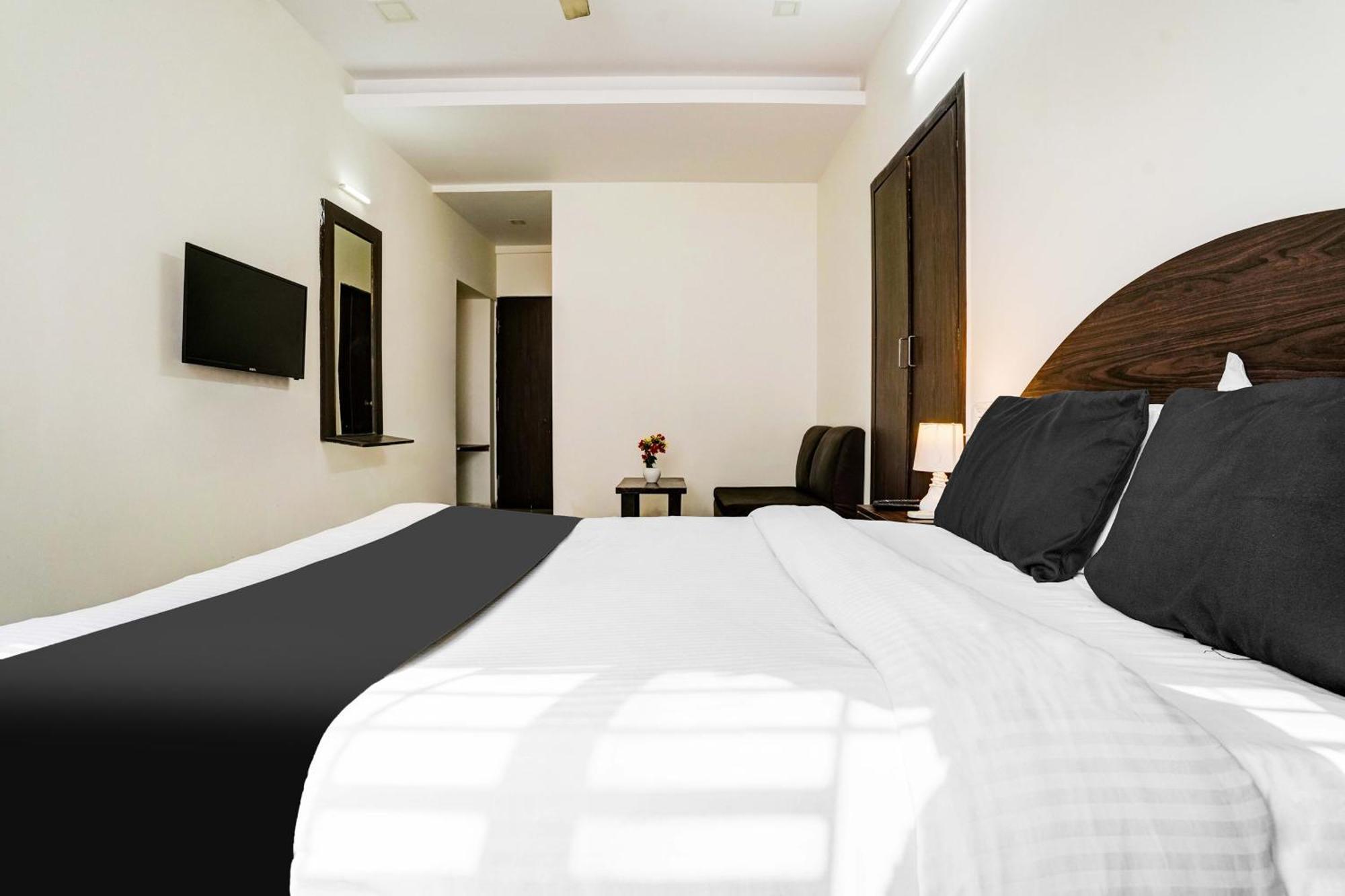 Hotel O Near Vijay Mamta Theatre Formerly Sahara 3*